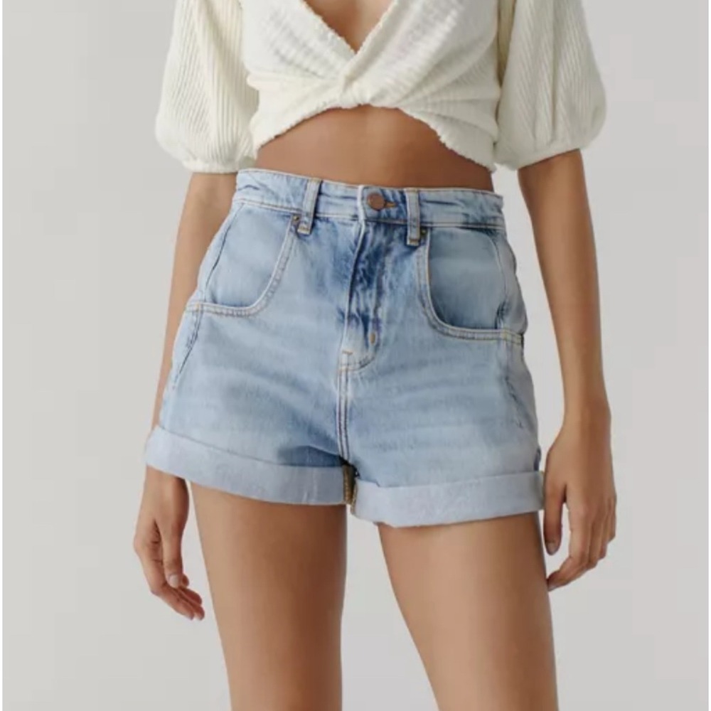 Urban Outfitters BDG Carrie Denim High Rise Cuffed Short Light Blue size 25